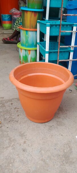 Grand pot de jardin en plastique
