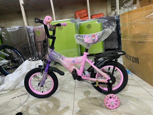 Vélo enfant avec roues stabilisatrices