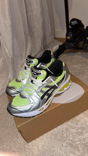 Chaussures de course Asics vertes