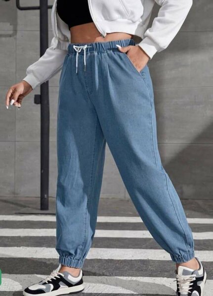 Jogging en denim tendance