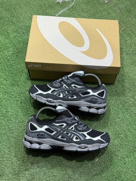 Chaussures Asics noir et blanc