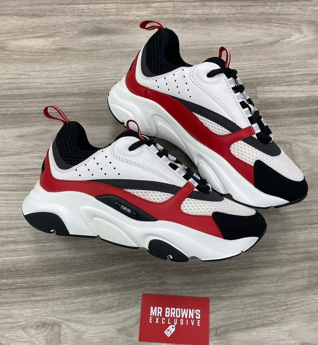 Baskets modernes blanches et rouges