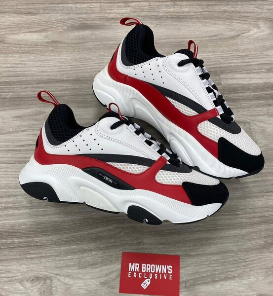 Baskets modernes blanches et rouges