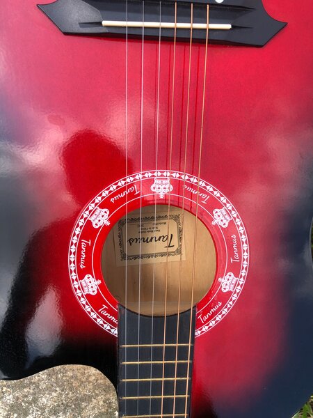 Guitare acoustique rouge