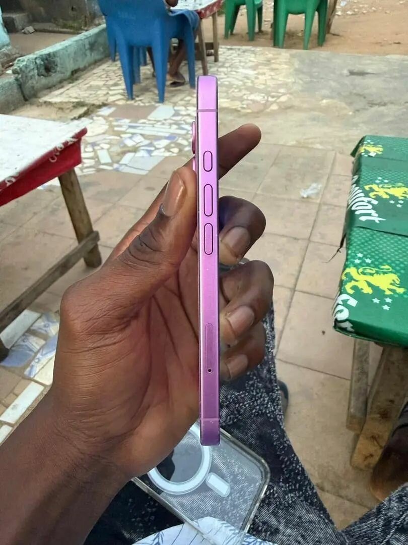 iPhone 16 rose élégant