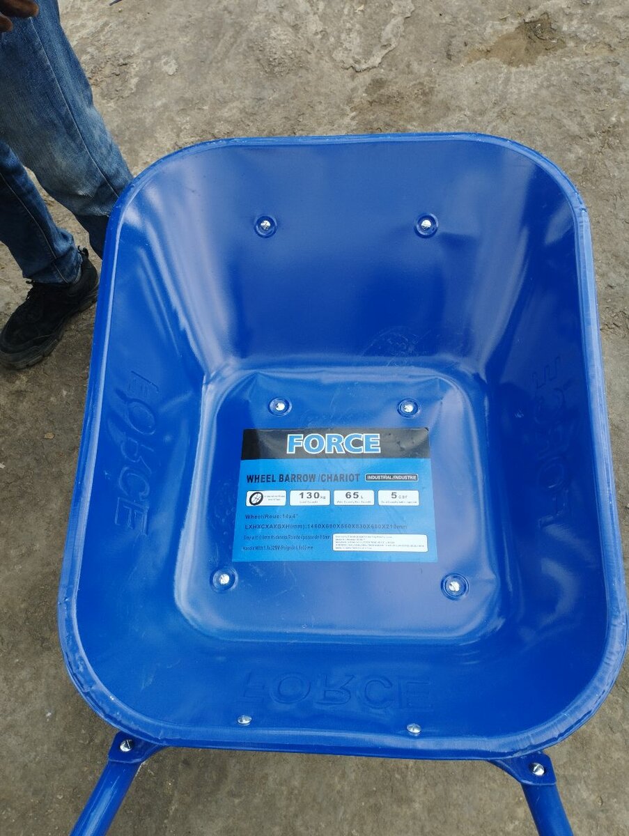 Brouette Bleue en Acier Robuste