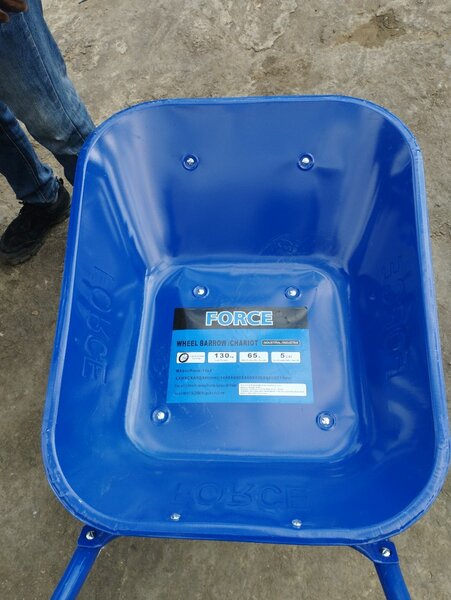 Brouette Bleue en Acier Robuste