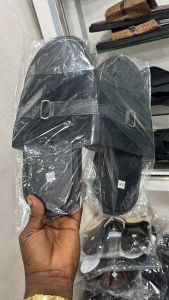 Sandales en cuir noir classique