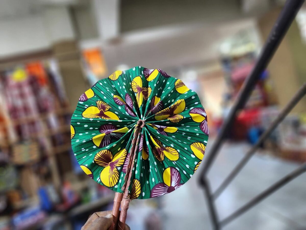 Éventails pliables colorés