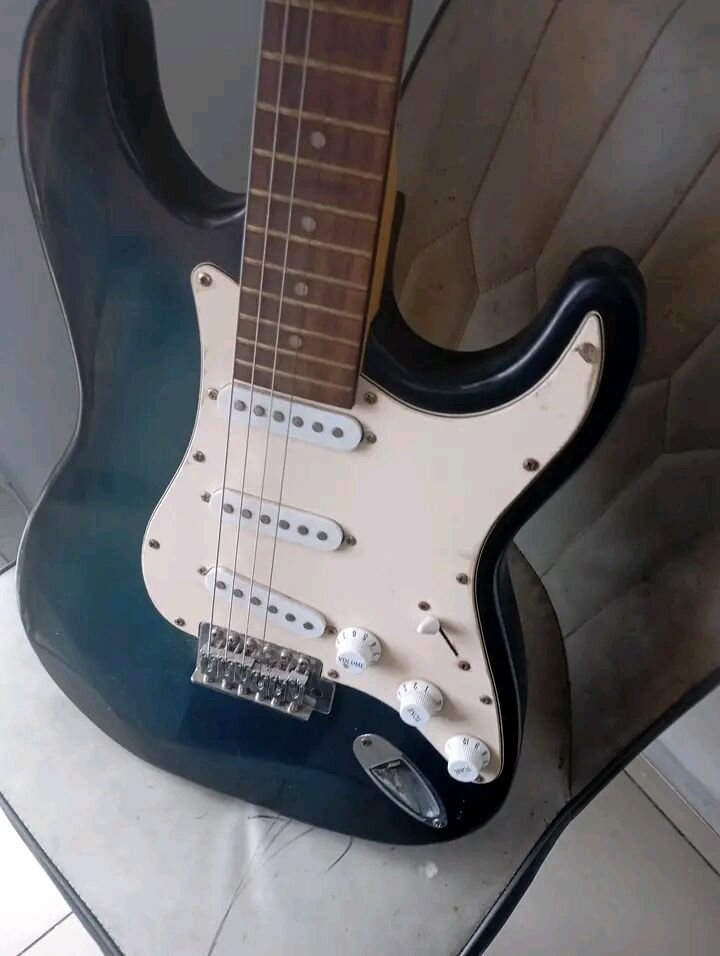 Guitare électrique bleue