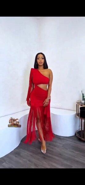 Robe rouge asymétrique élégante