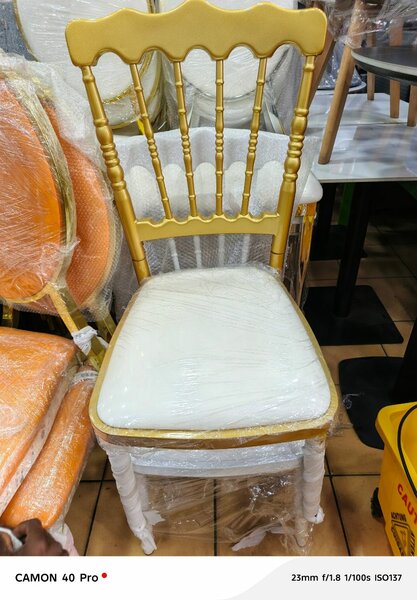 Chaise dorée élégante