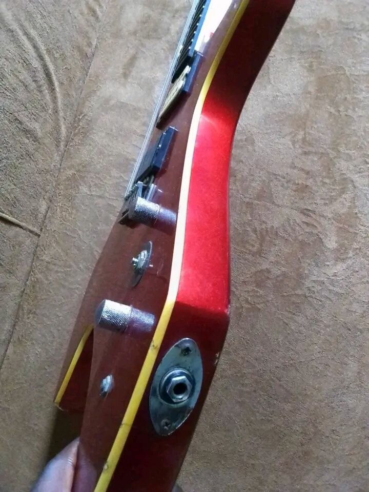 Guitare électrique rouge