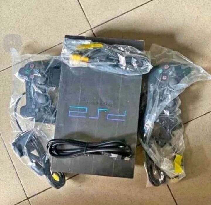 Console PS2 avec manettes et accessoires