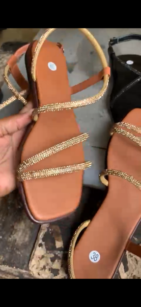 Sandales dorées élégantes femme