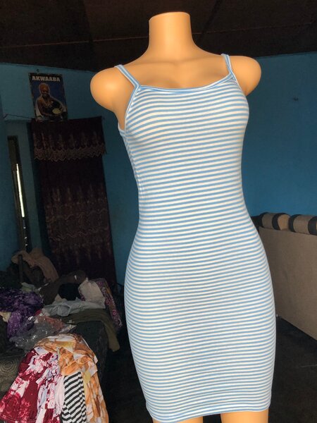 Robe moulante rayée