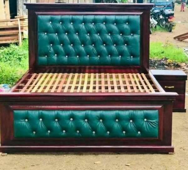 Lit en bois avec tête capitonnée