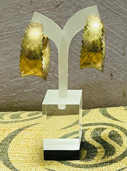 Boucles d'oreilles dorées élégantes