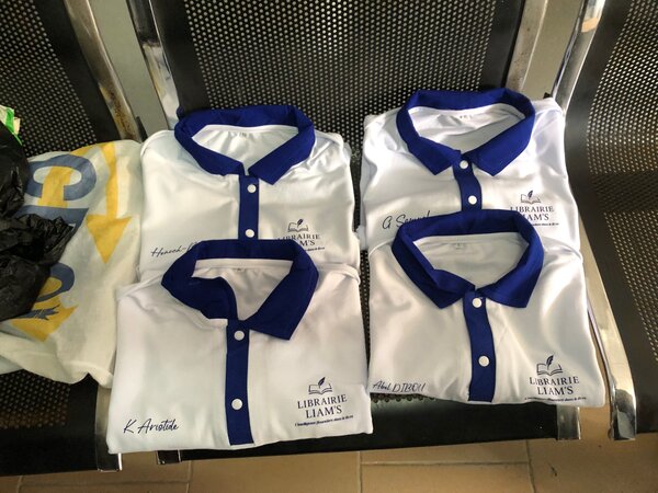 Polos personnalisés bleu et blanc