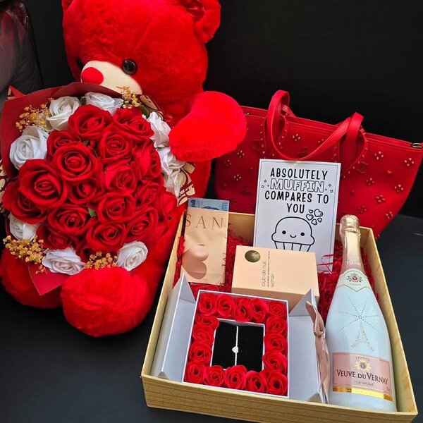 Cadeau romantique avec vin et accessoires