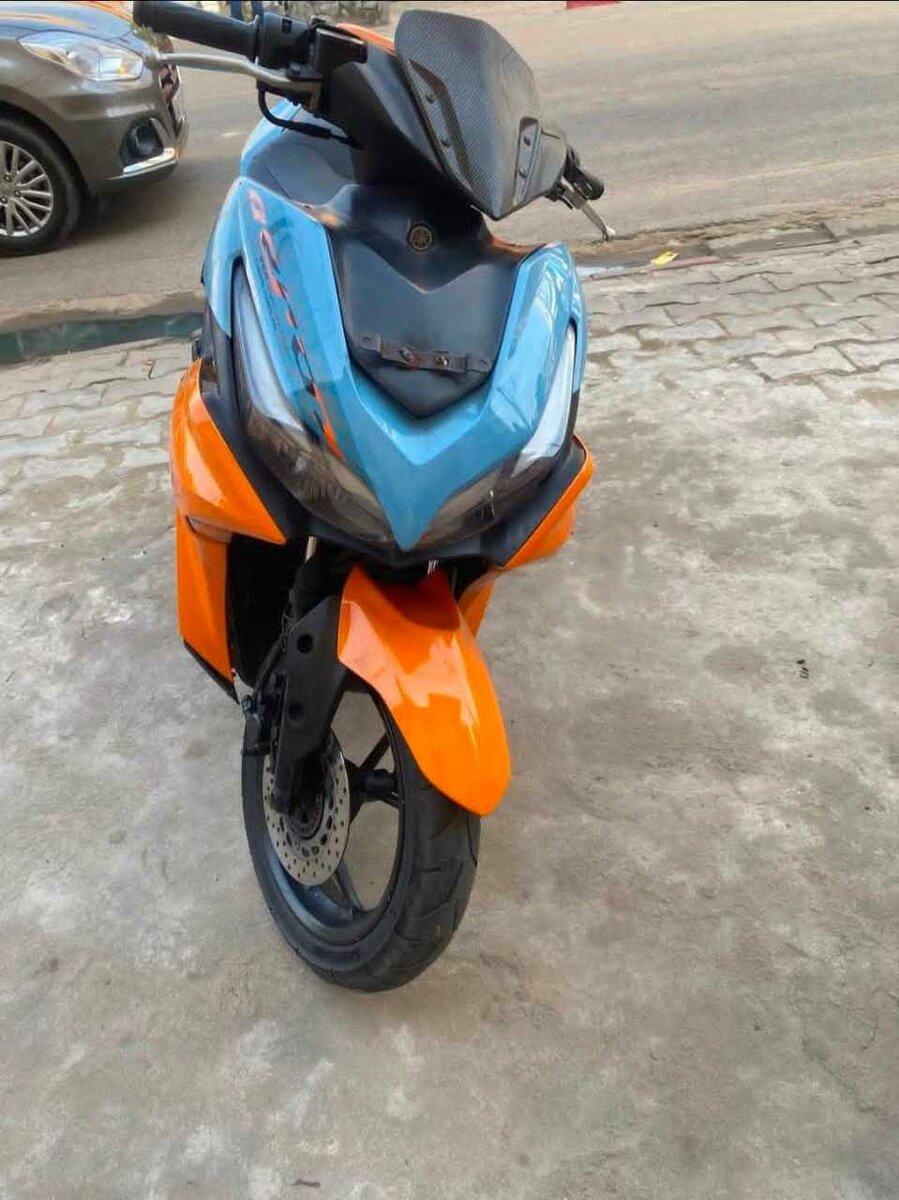 Scooter Aerox Yamaha bleu et orange