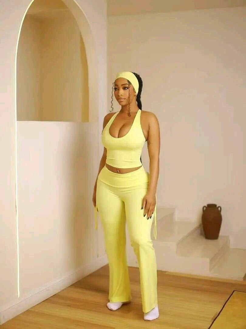 Tenue élégante jaune femme