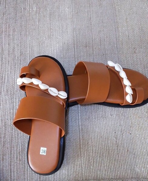Sandales en cuir avec coquillages