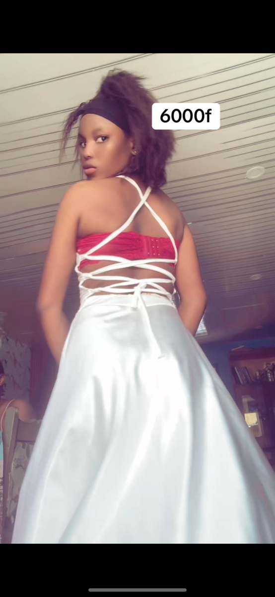 Robe Élégante en Satin Blanc