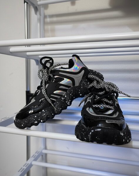 Baskets noires holographiques