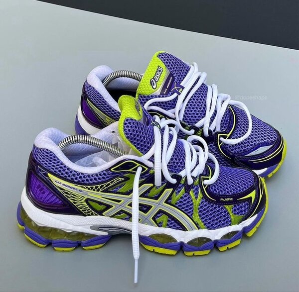 Asics Chaussures de running violet et jaune