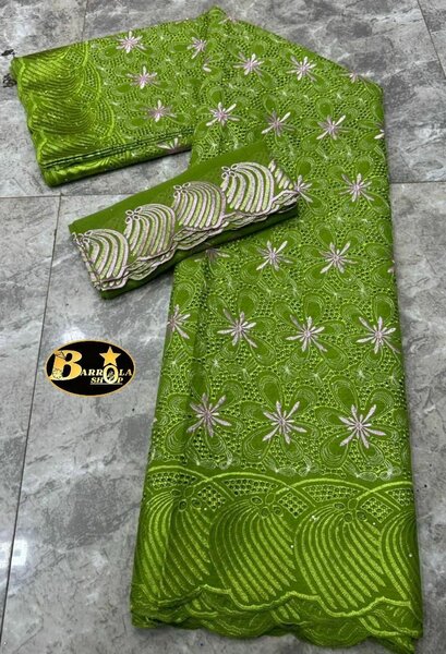 Tissu brodé en dentelle