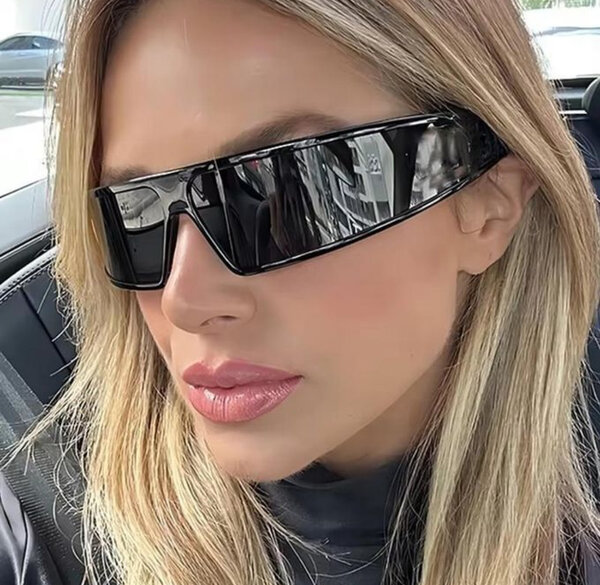 Lunettes de soleil futuristes