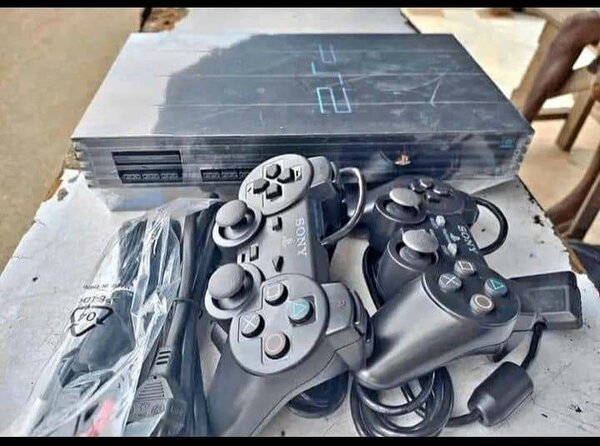Console Sony PS2 avec manettes