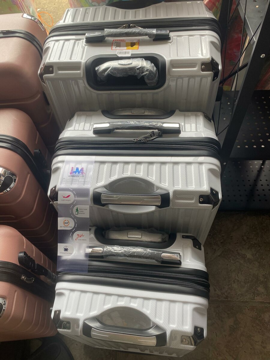 Set de valises rigides modernes