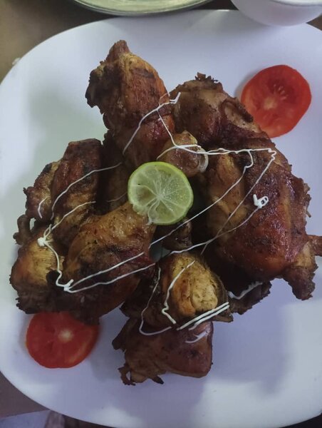 Délicieuse assiette de poulet grillé