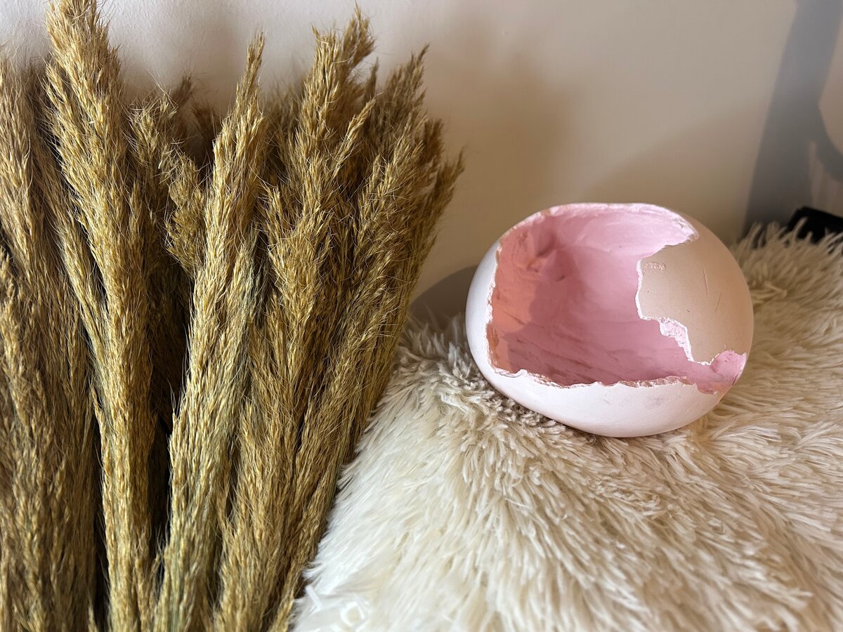 Œuf cassé et vase en marbre