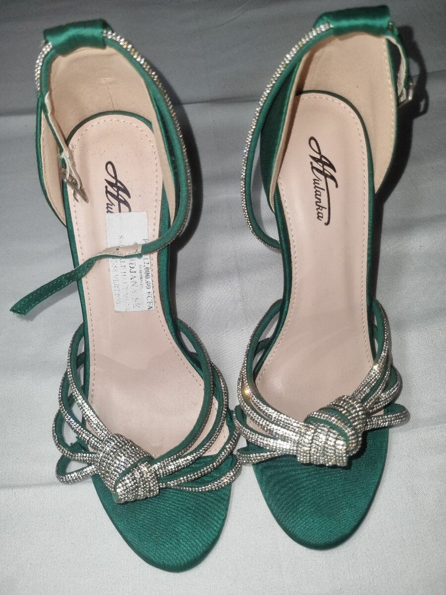 Sandales à talons verts élégantes