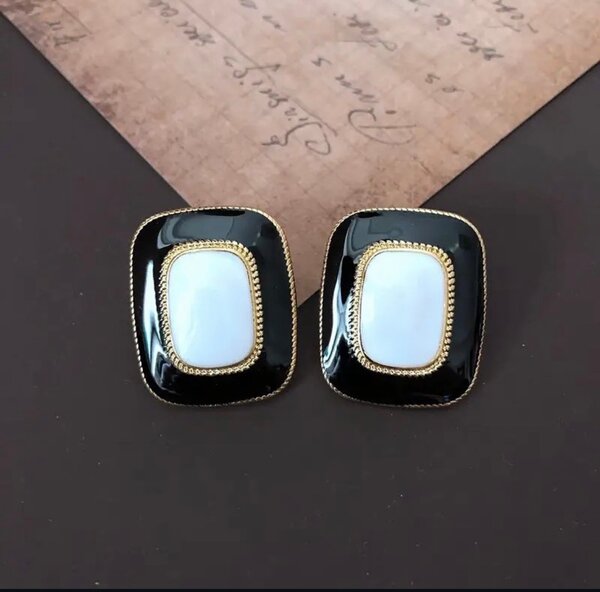 Elegant Retro Stud Earrings
