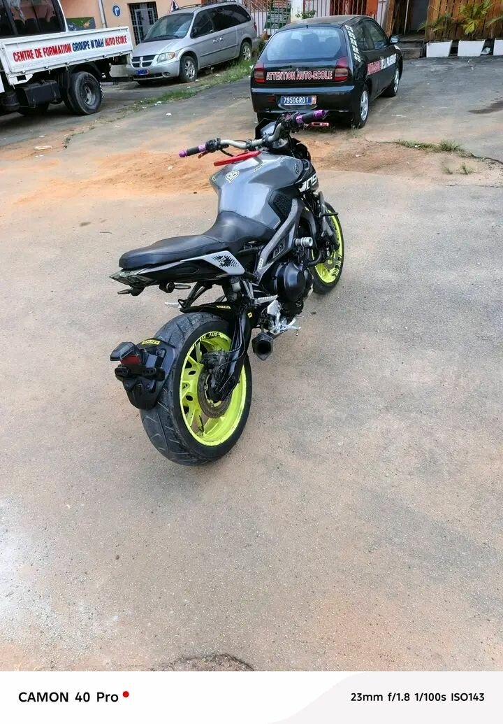 Moto sportive pour route