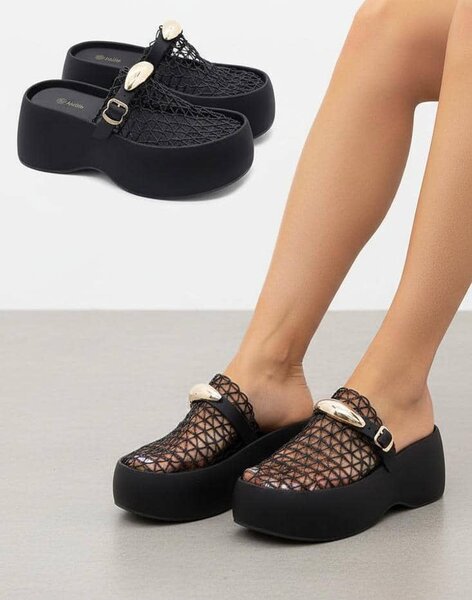 Sabots en résille élégants