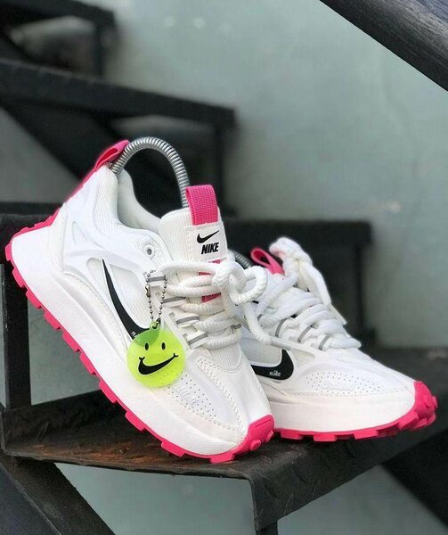Baskets Nike blanches et roses