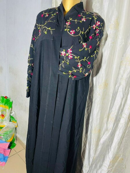 Abaya noire brodée fleurie