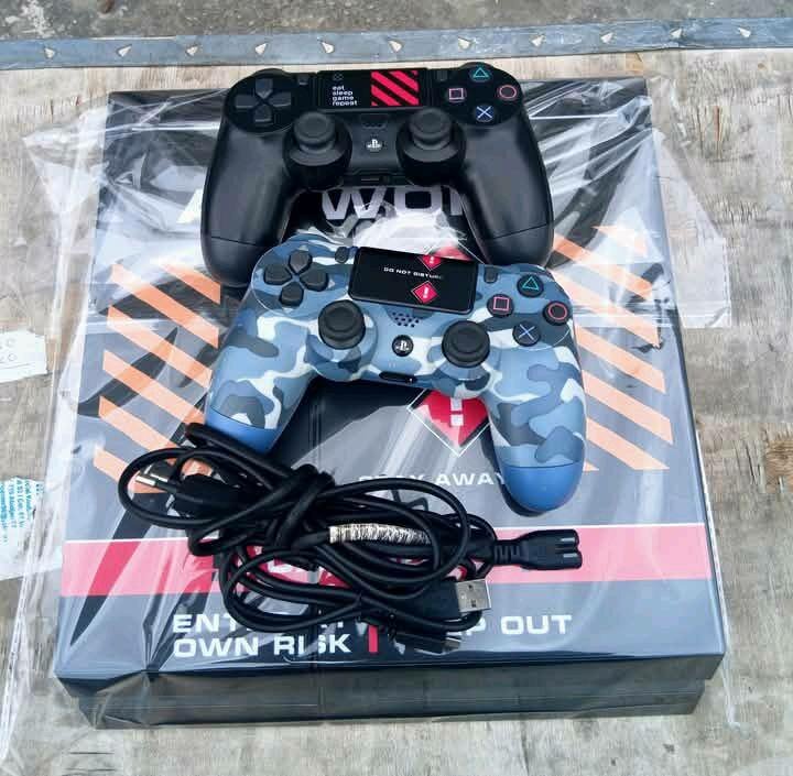 Console de jeux vidéo avec manettes