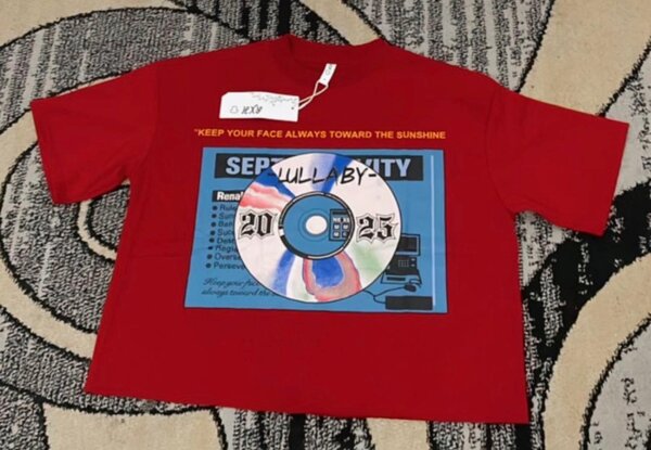 T-shirt rouge avec motif CD et texte 'DETERMINATION 20-25'