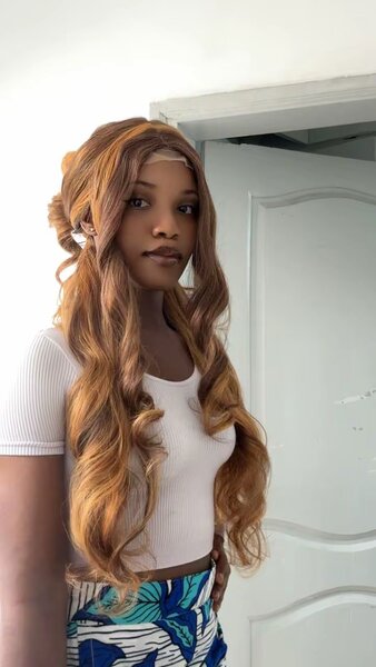 Perruque ondulée en dentelle