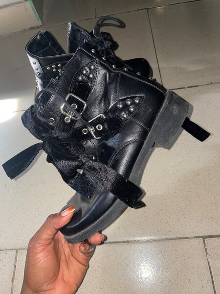 Bottes noires cloutées