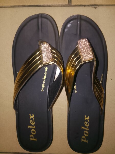 Tongs élégantes en or