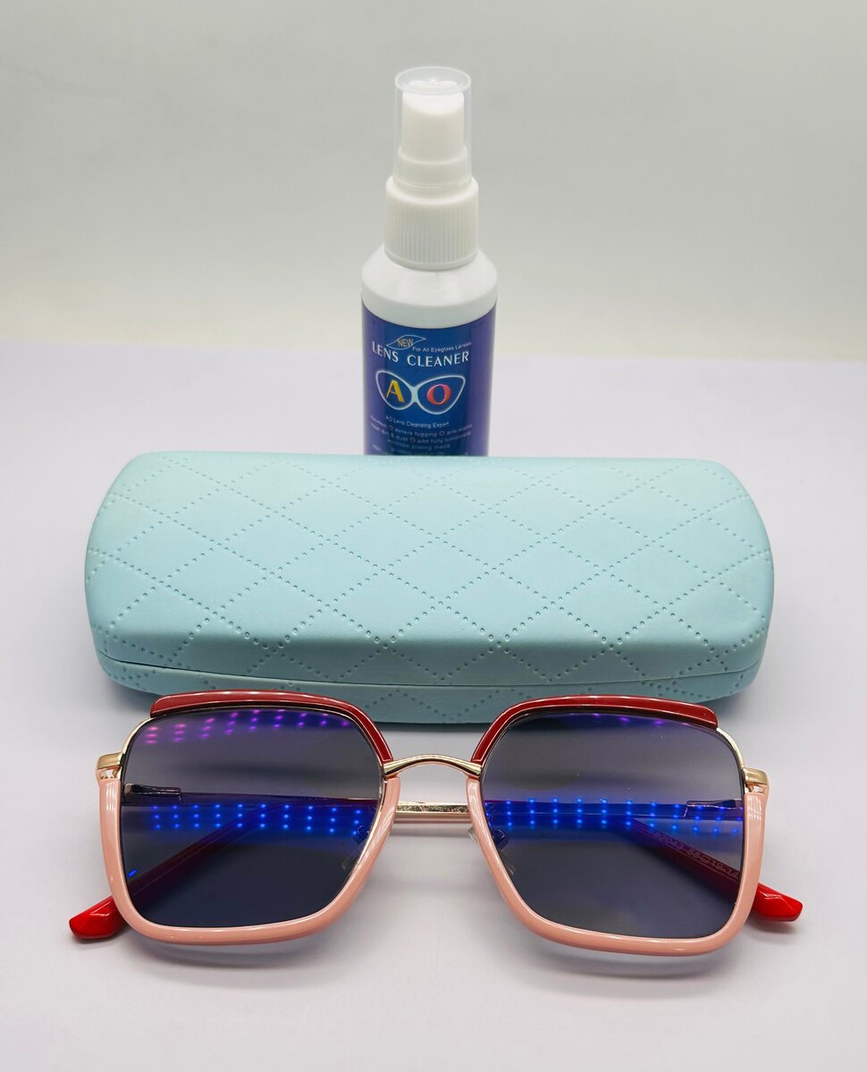Lunettes de soleil avec étui et spray nettoyant