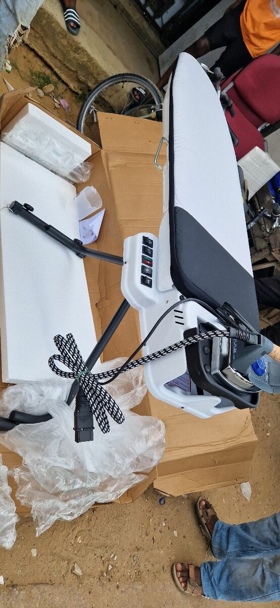 Table à repasser avec fer vapeur