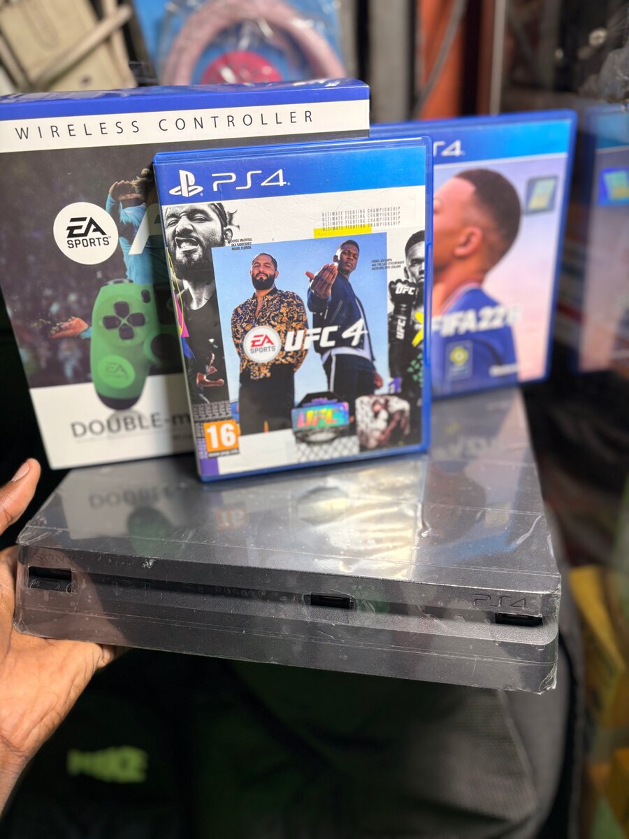 Console PS4 avec jeux et manette